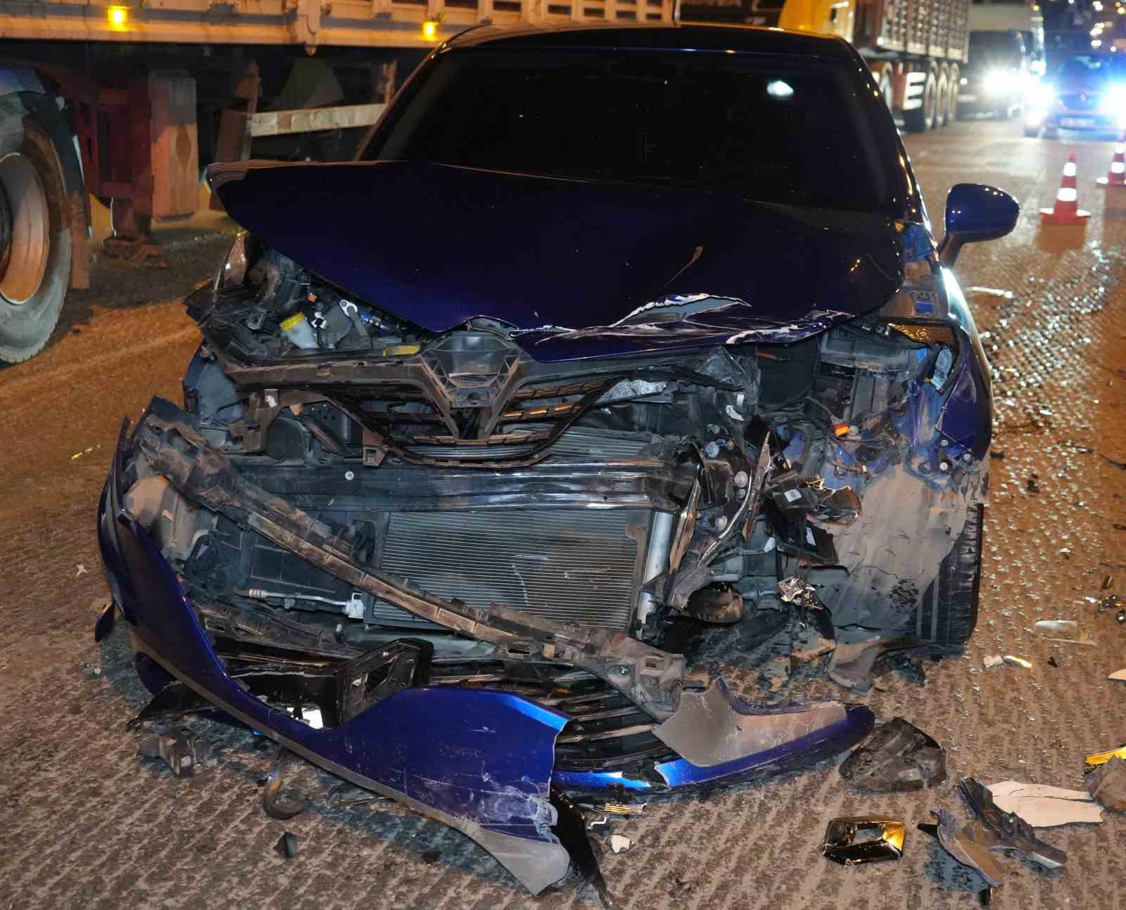 Kırmızı ışık ihlali yapan s&uuml;r&uuml;c&uuml; otomobile &ccedil;arptı: 1 yaralı
