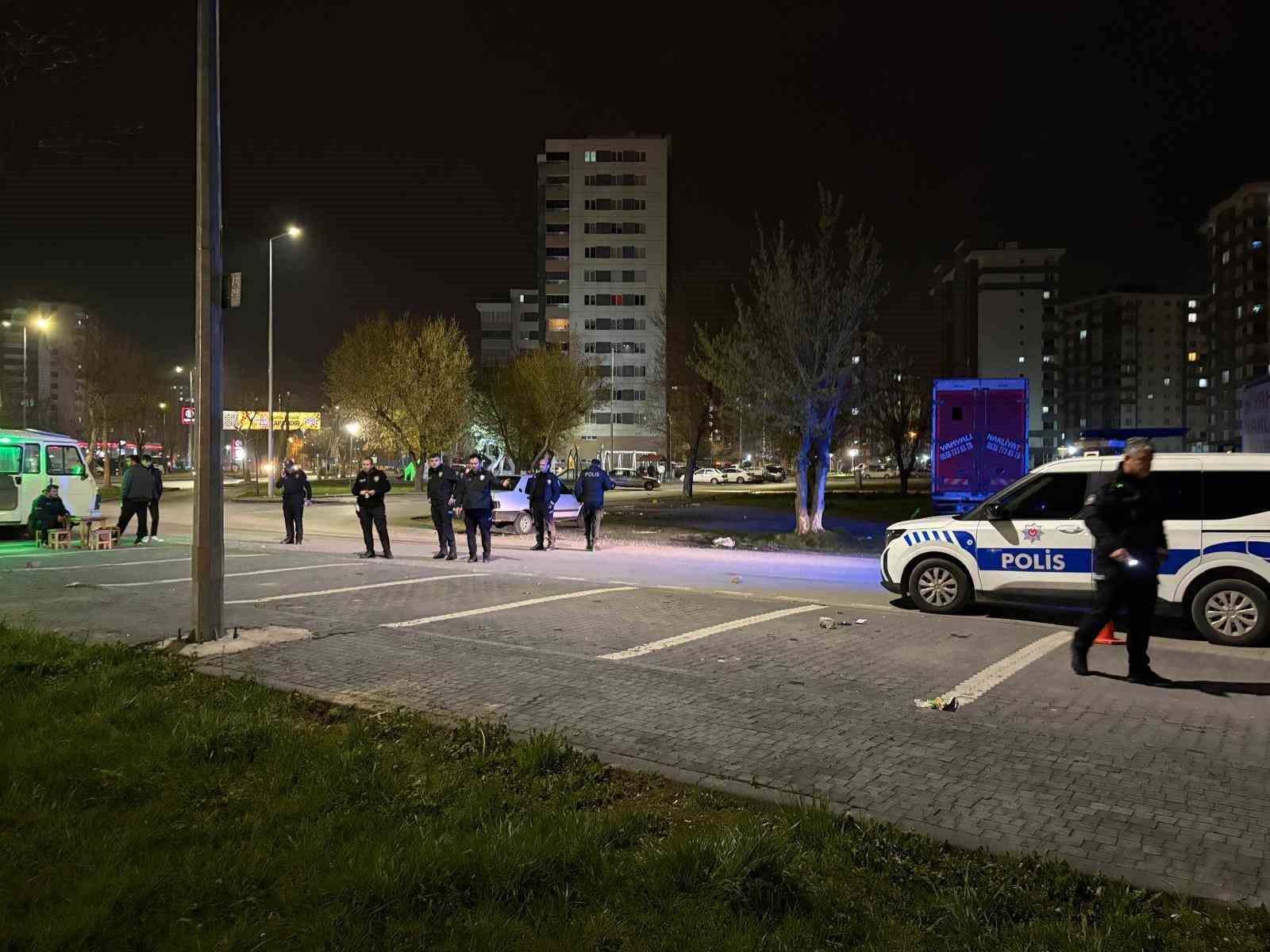 &lsquo;Laf atma&rsquo; meselesinde kan aktı: 4 yaralı
