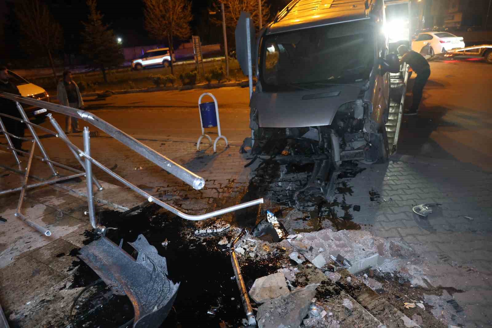 Minibüs ile otomobil çarpıştı: 1’i ağır 3 yaralı