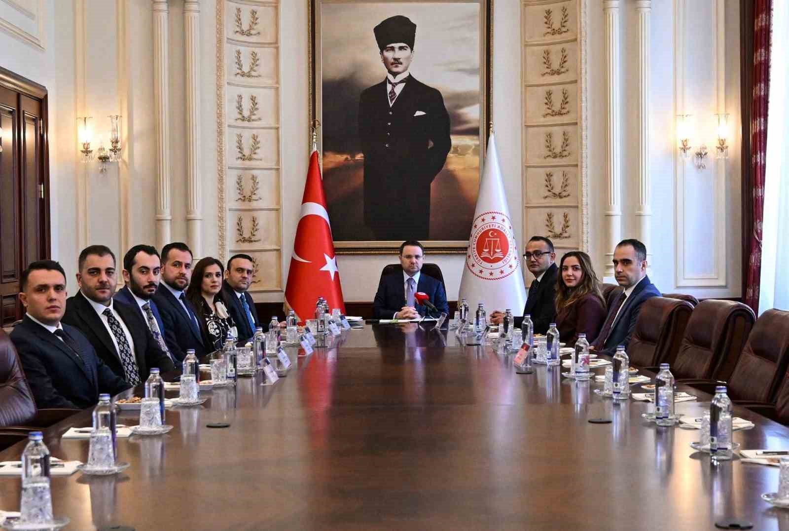 Adalet Bakanı Akın G&uuml;rlek T&uuml;rk Hukuk Enstit&uuml;s&uuml; heyetini kabul etti
