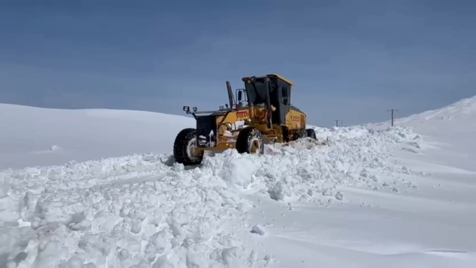 Nisan ayında kardan kapanan k&ouml;y yolları a&ccedil;ıldı
