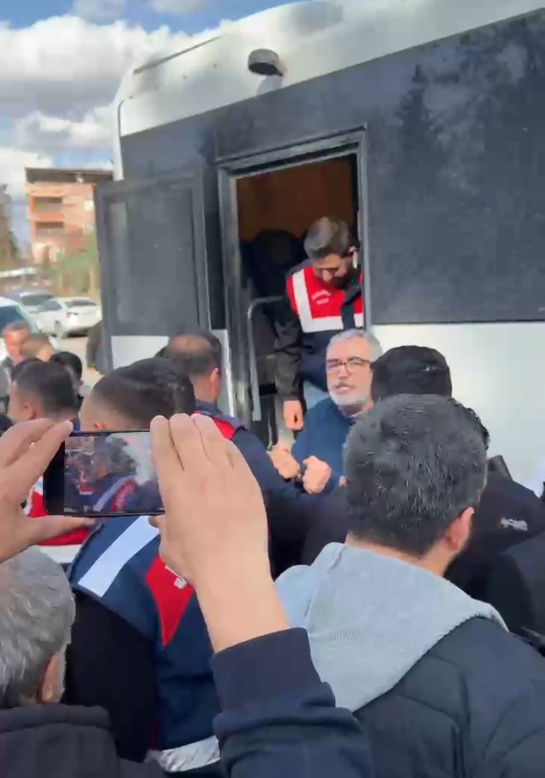 Siirt&rsquo;te annesinin cenaze t&ouml;renine katılan Fadıl Akg&uuml;nd&uuml;z ile ekipler arasında tartışma
