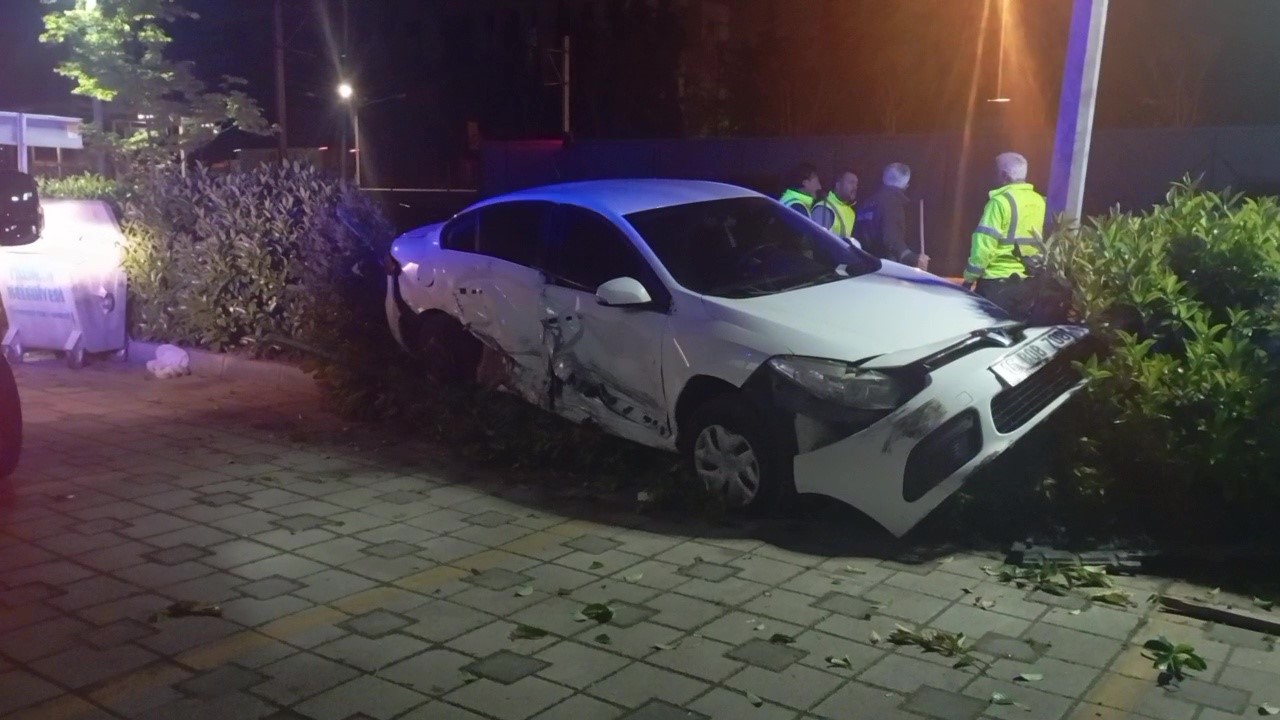 Alkoll&uuml; s&uuml;r&uuml;c&uuml; kazaya neden oldu, ara&ccedil;lar hurdaya d&ouml;nd&uuml;
