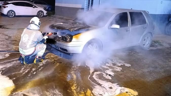 Dörtyol’da otomobilin motoru alevlere teslim oldu