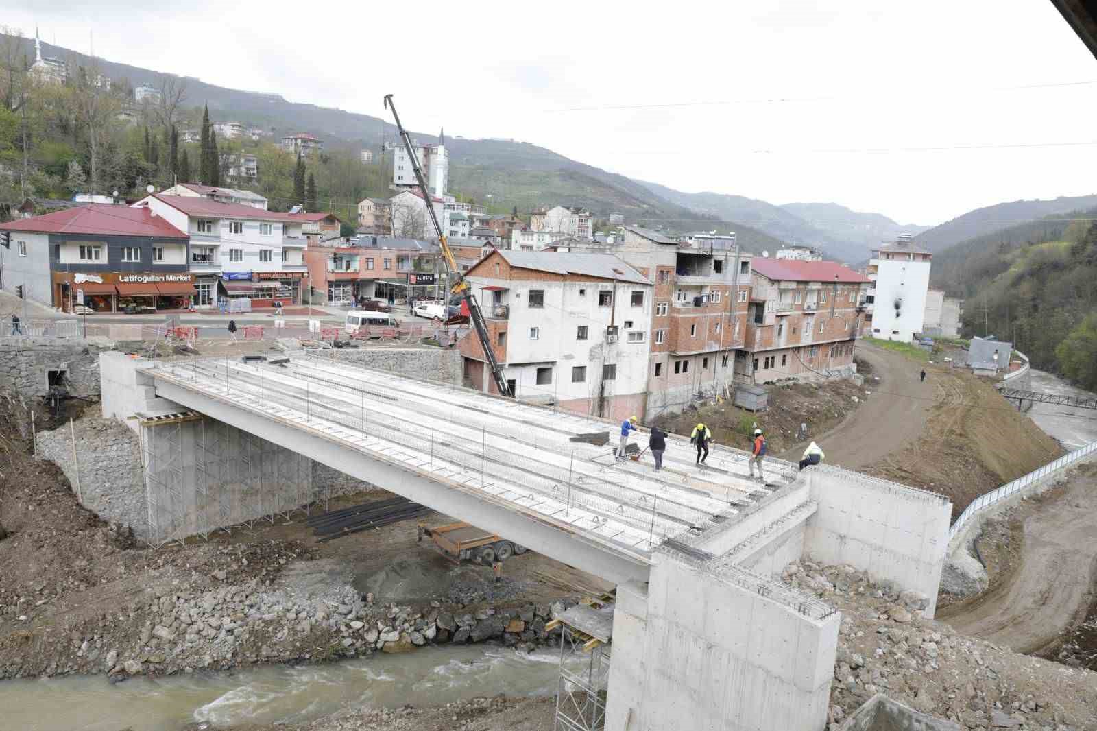 Dörtyol-Akpınar-Erikli ulaşım bağlantısını güçlendiren köprüde sona gelindi