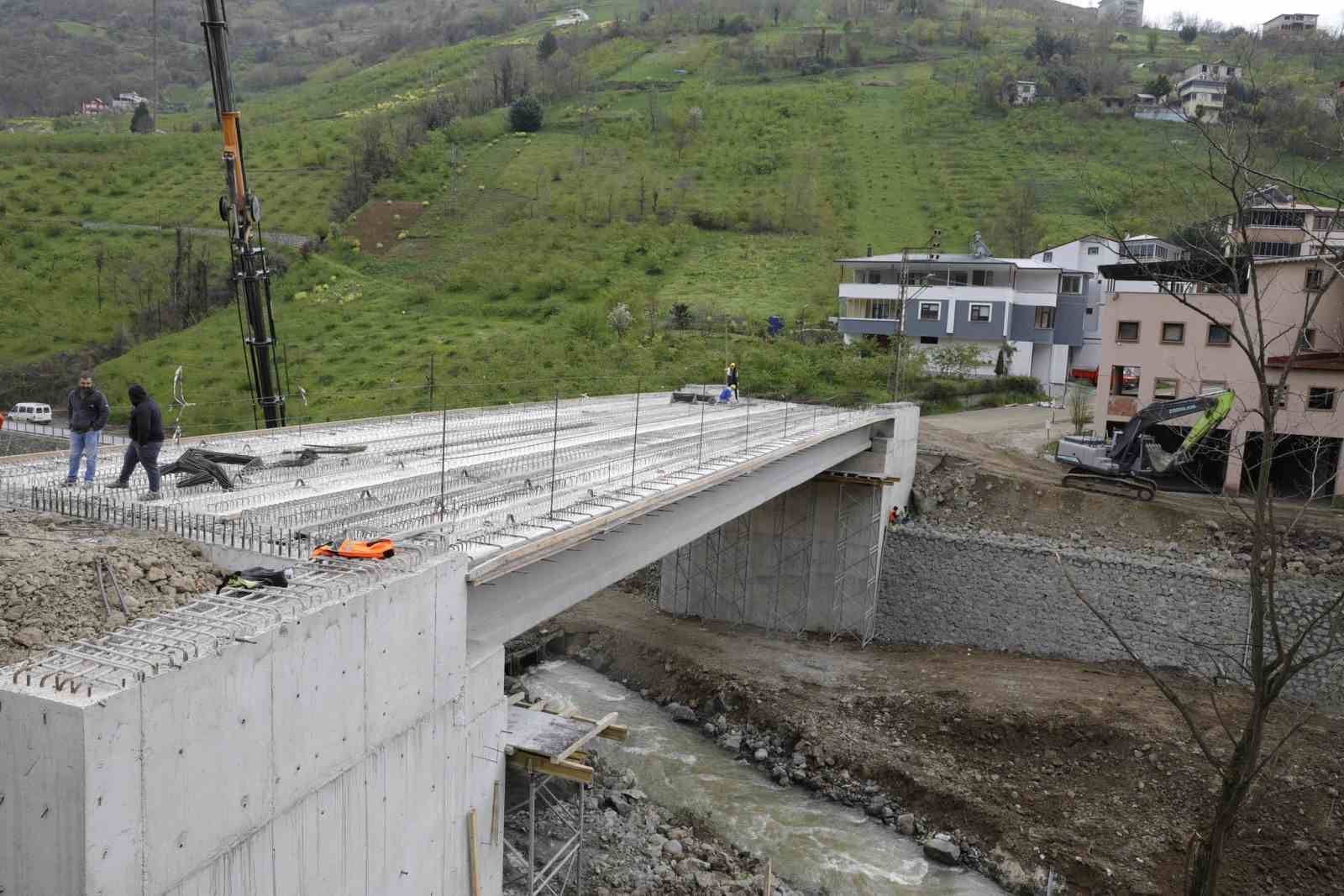 D&ouml;rtyol-Akpınar-Erikli ulaşım bağlantısını g&uuml;&ccedil;lendiren k&ouml;pr&uuml;de sona gelindi
