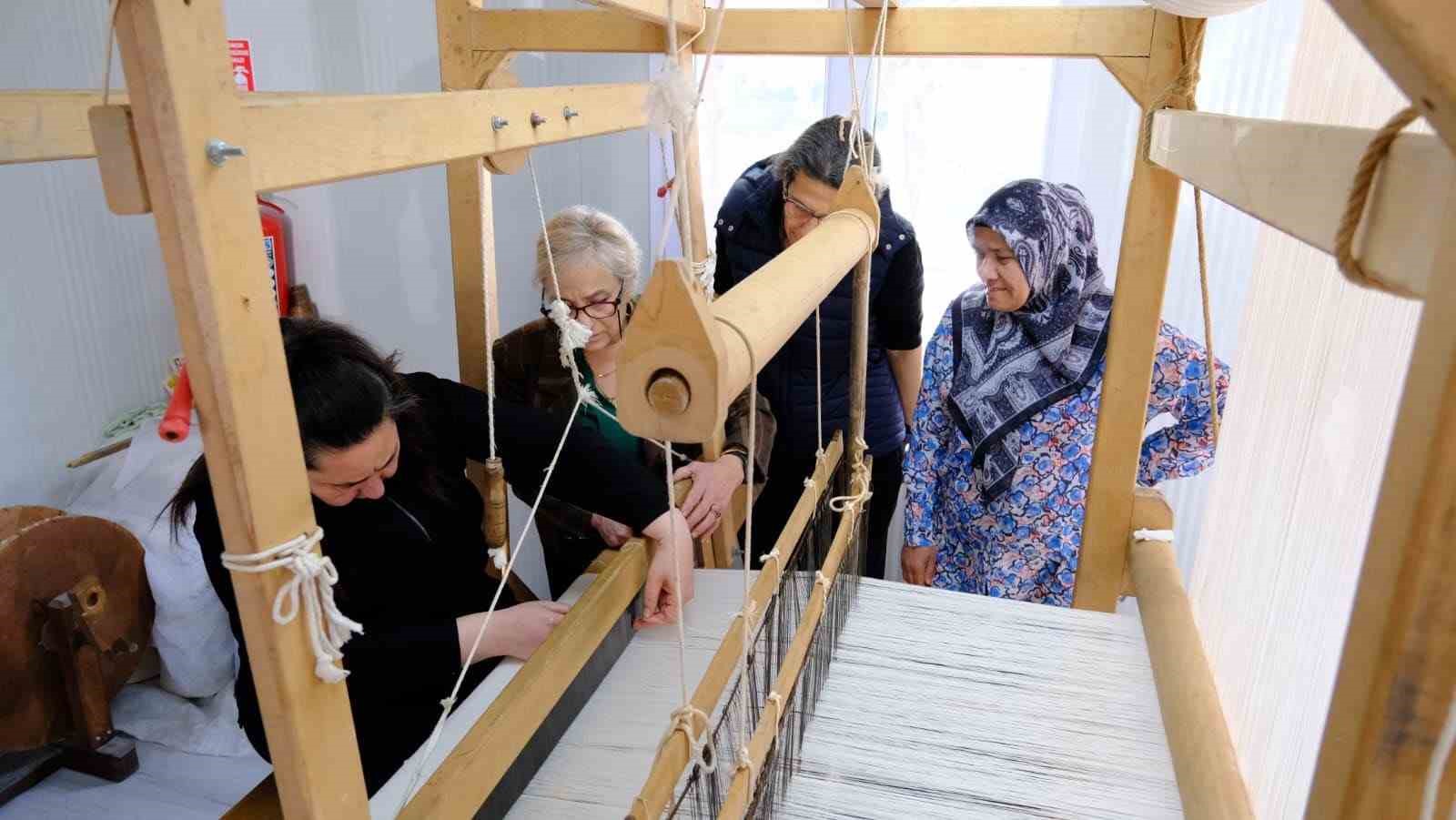 Antakya Belediyesi&rsquo;nin a&ccedil;tığı ipek el dokumacılığı kursu ilgi g&ouml;r&uuml;yor
