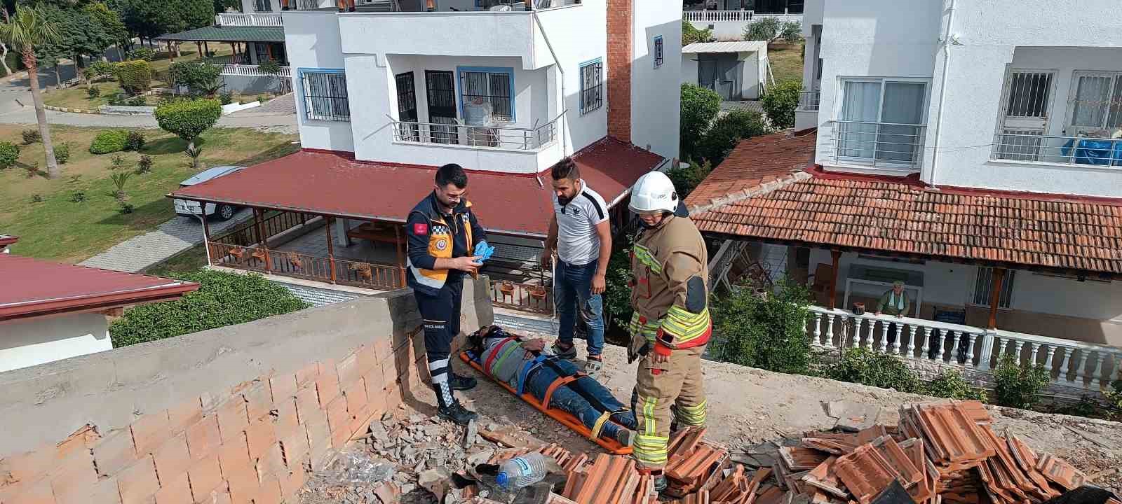 Çatı tadilatında üzerine su deposu devrilen işçi yaralandı