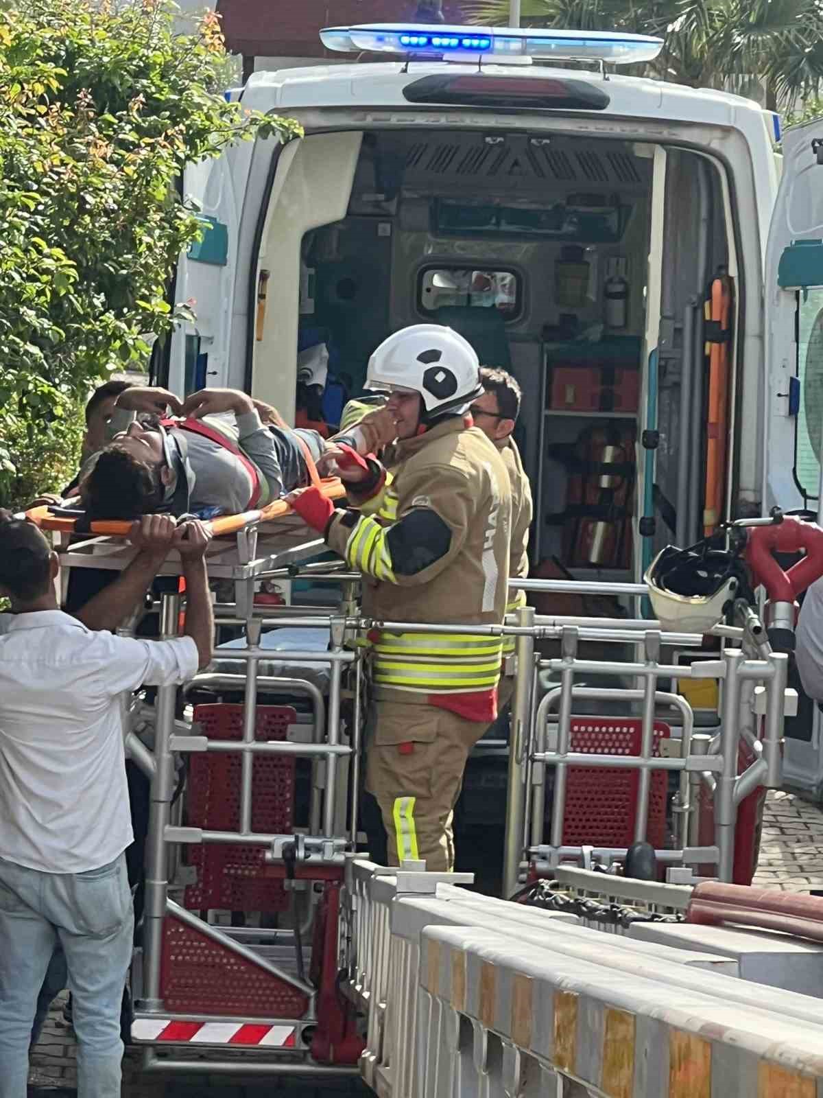 &Ccedil;atı tadilatında &uuml;zerine su deposu devrilen iş&ccedil;i yaralandı
