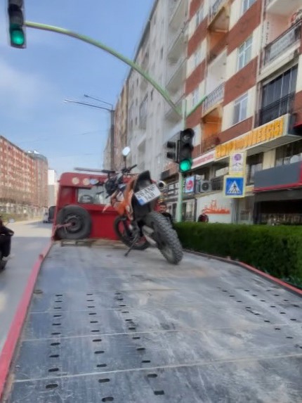 Motosikletin &ouml;n&uuml;n&uuml; kaldırarak yaptığı paylaşım 46 bin TL&rsquo;ye mal oldu

