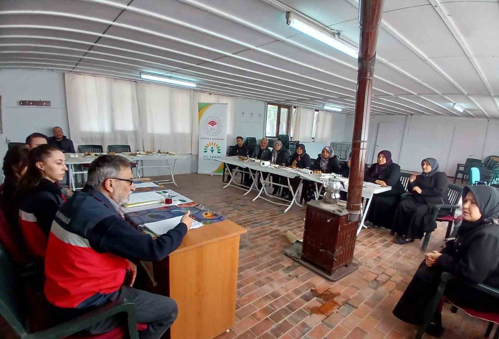 Aslanapa&rsquo;da &ccedil;ift&ccedil;ilere y&ouml;nelik eğitim ve saha &ccedil;alışmaları ger&ccedil;ekleştirildi
