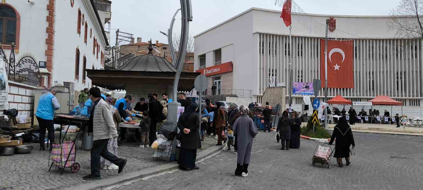 Tavas M&uuml;ft&uuml;l&uuml;ğ&uuml; evlenecek gen&ccedil;ler i&ccedil;in hayır &ccedil;arşısı kurdu
