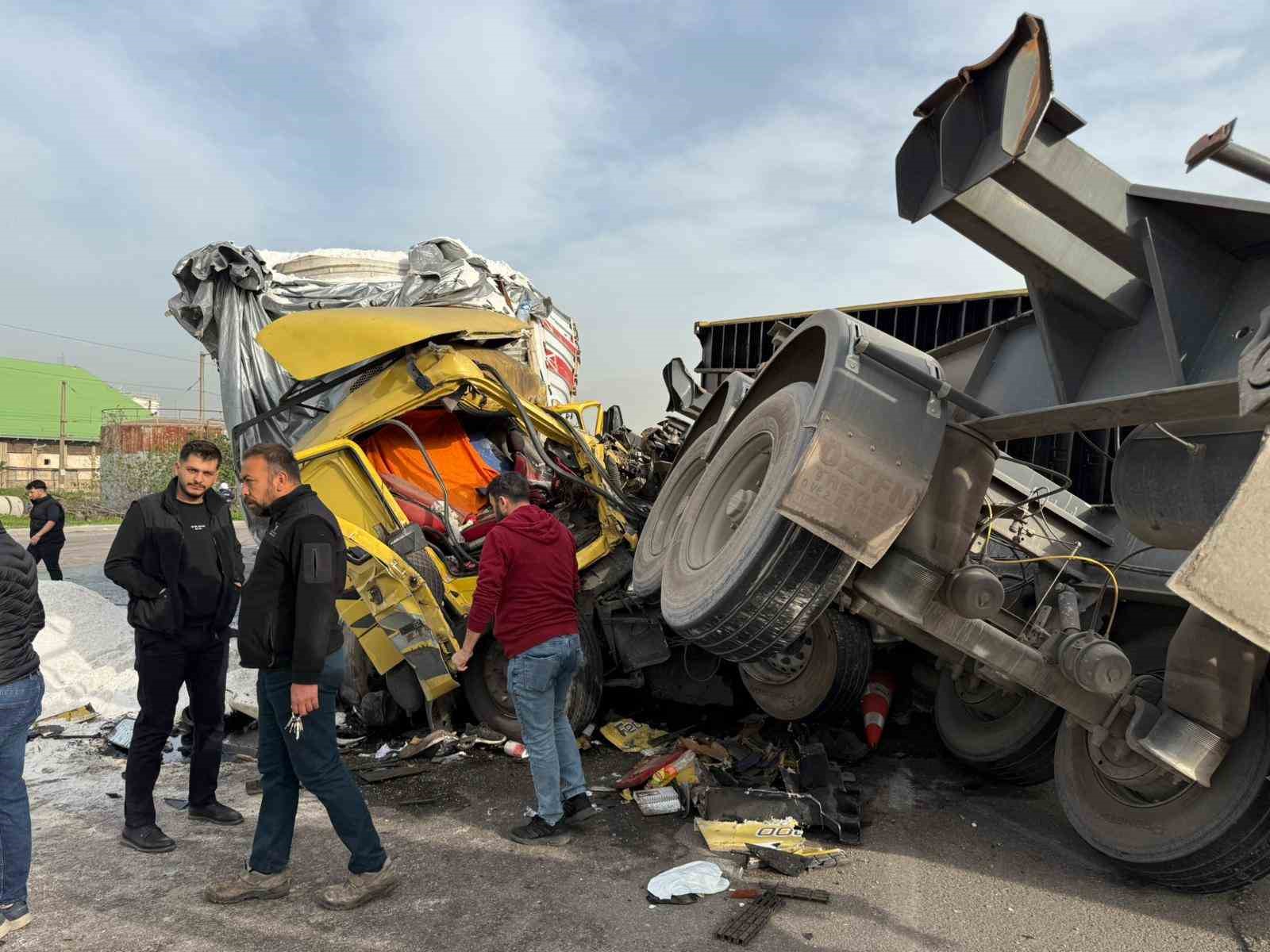 Kazada tırdan devrilen konteyner araçları hurdaya çevirdi