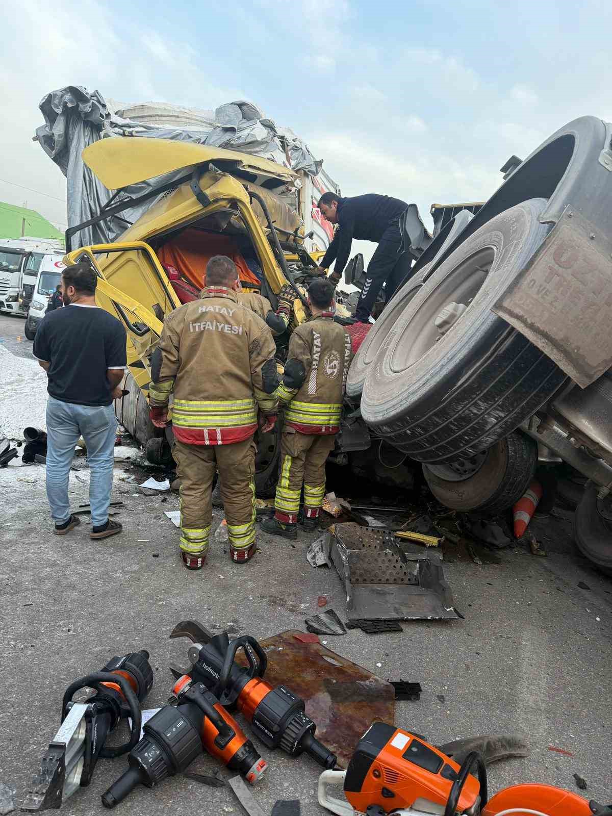 Kazada tırdan devrilen konteyner ara&ccedil;ları hurdaya &ccedil;evirdi
