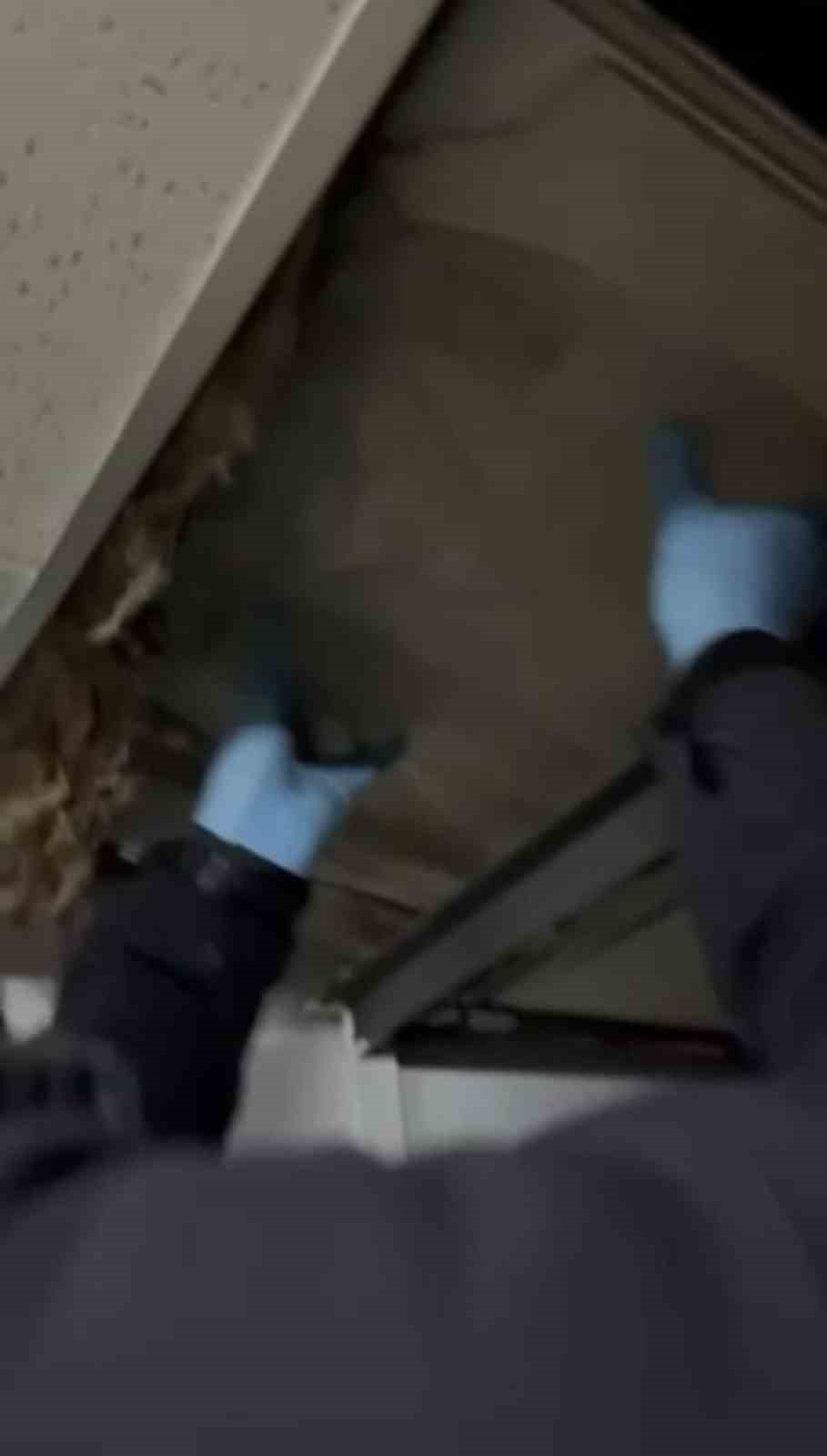 Uyuşturucuyu tavan arasına sakladılar&hellip; Polis tek tek ortaya &ccedil;ıkardı
