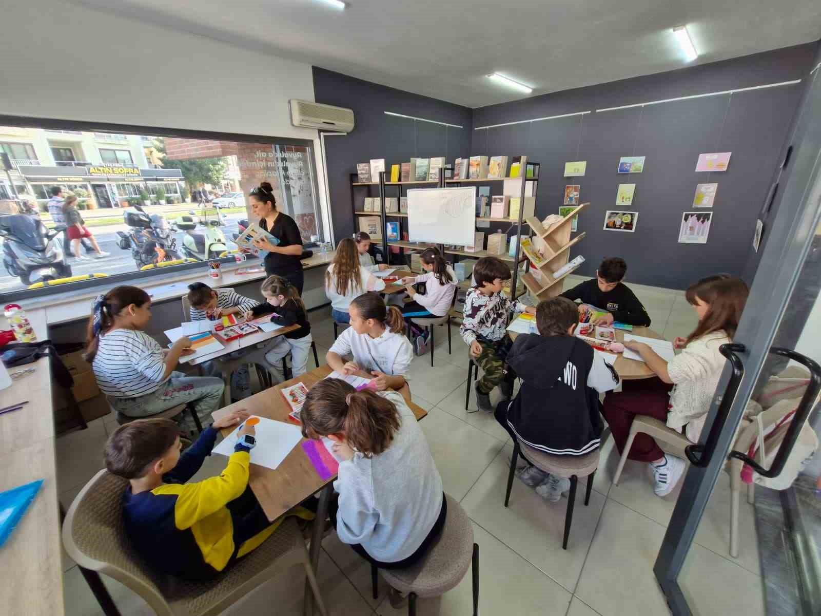 Ayvalık Belediyesi&rsquo;nin resim at&ouml;lyelerine yoğun ilgi
