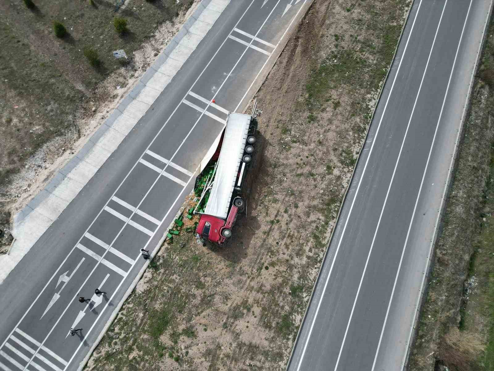 Patates yüklü tır devrildiği kazada 3 kişi yaralandı