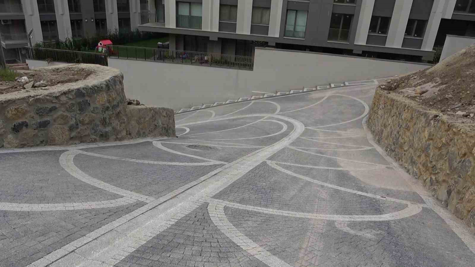 &Uuml;sk&uuml;dar&rsquo;da mahalle sakinleri yol mağduriyetine &ccedil;&ouml;z&uuml;m bekliyor
