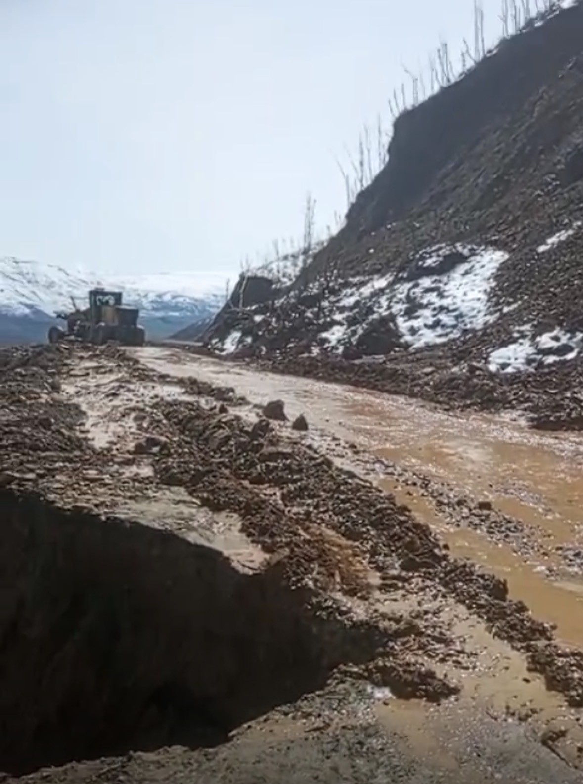 Bing&ouml;l&rsquo;de nisan ayında metrelerce karla m&uuml;cadele

