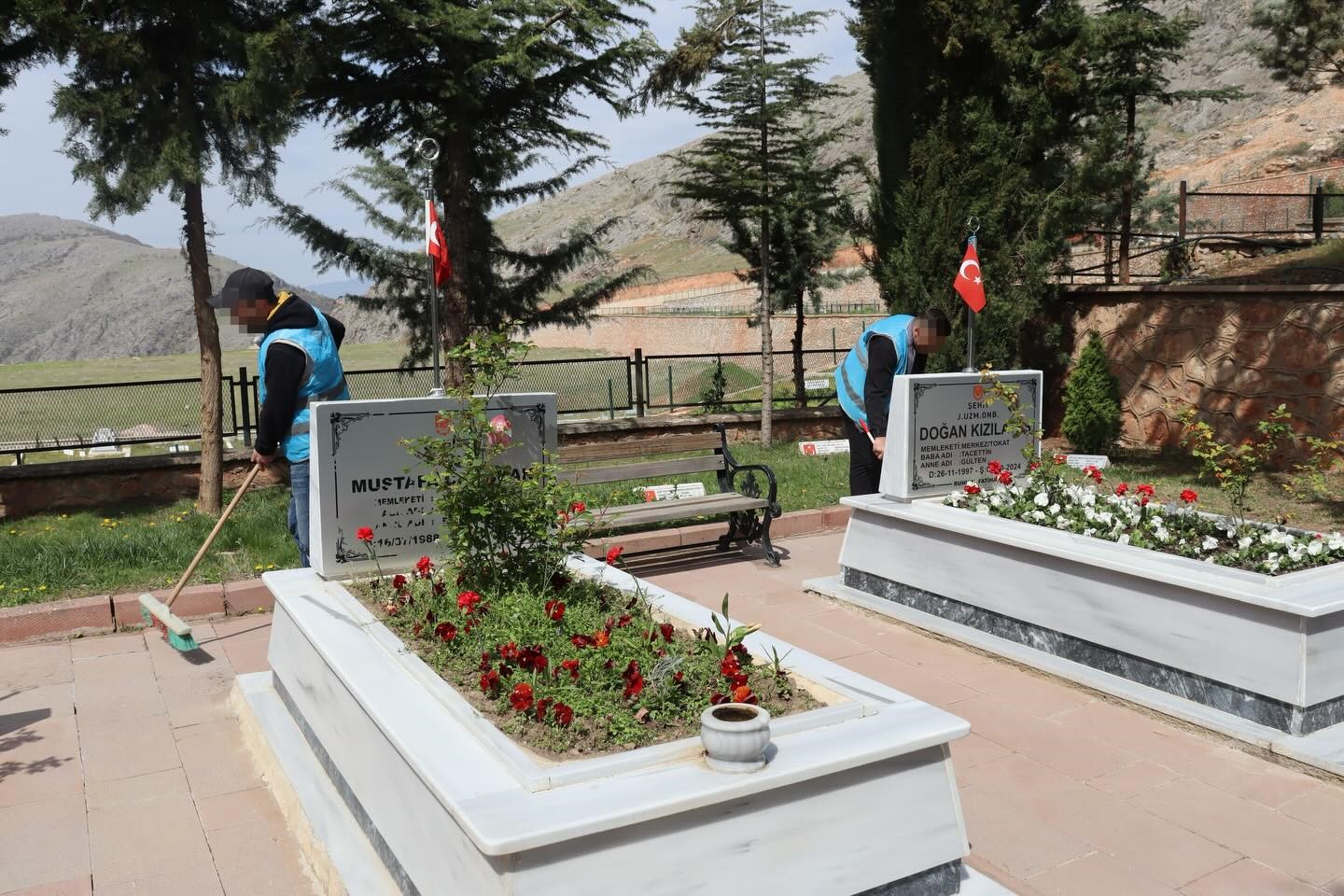 Y&uuml;k&uuml;ml&uuml;lerden şehitliğe &ouml;rnek davranış
