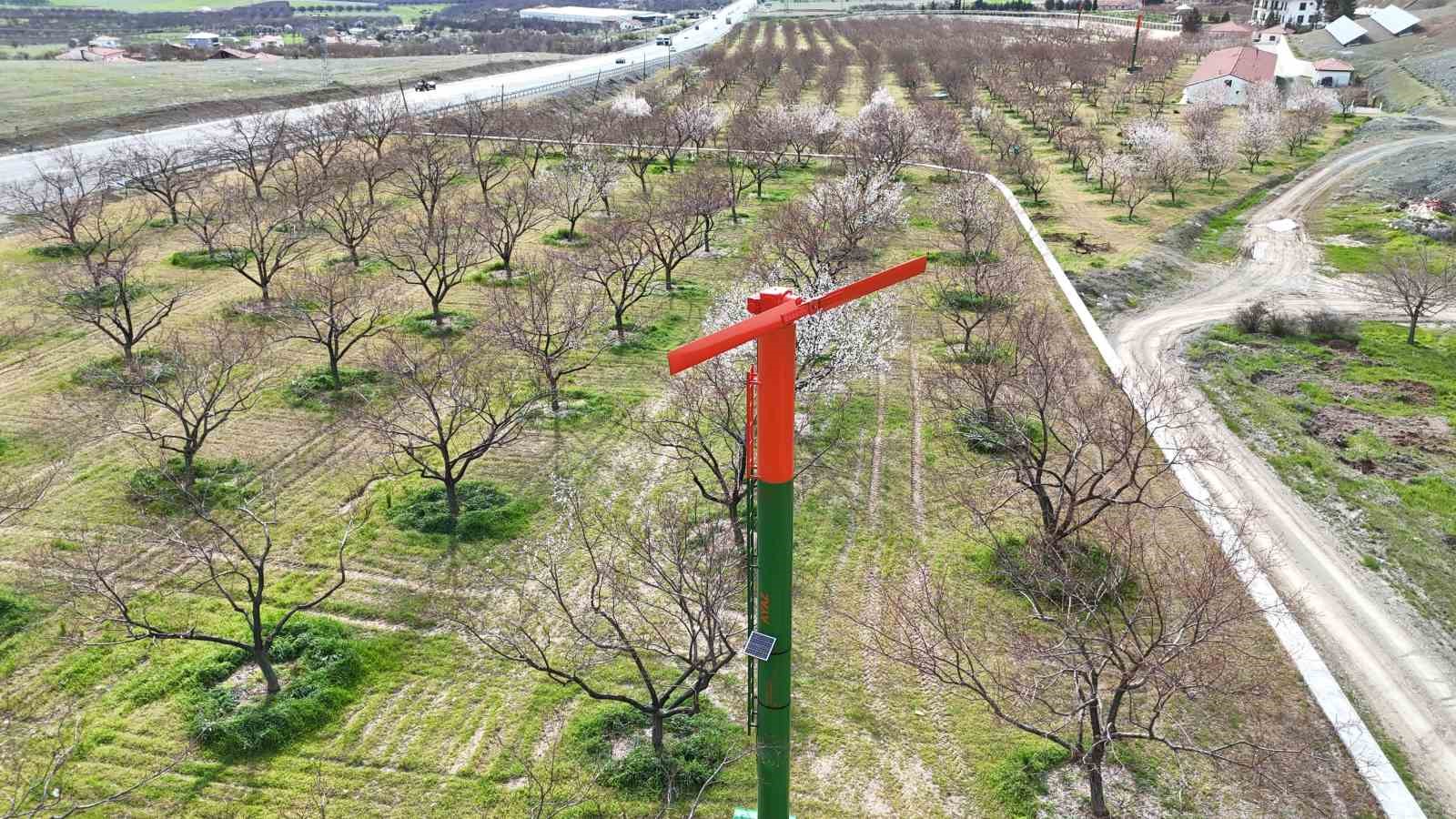 Malatya&rsquo;da kayısı &uuml;reticileri zirai dona karşı &ouml;nlem alıyor
