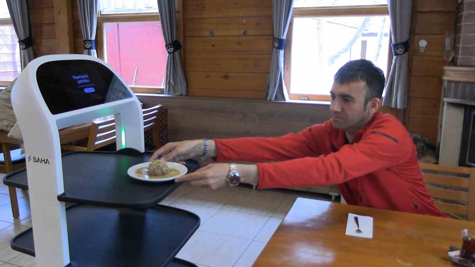 Edirne’de robot garson hizmete başladı, müşteriler memnun