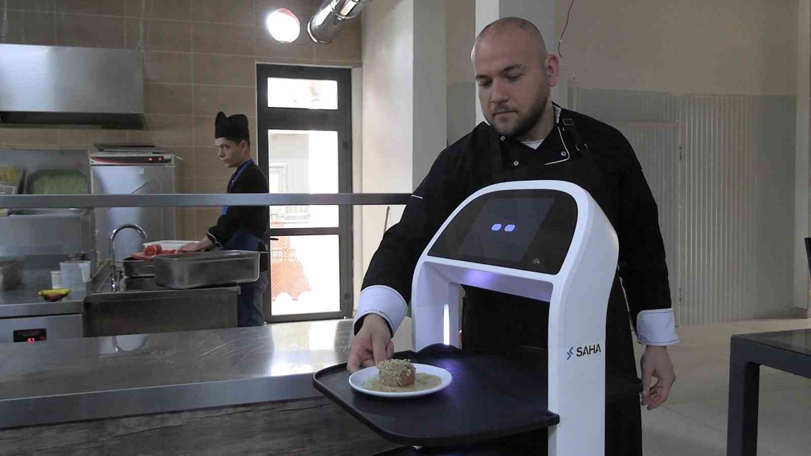 Edirne&rsquo;de robot garson hizmete başladı, m&uuml;şteriler memnun
