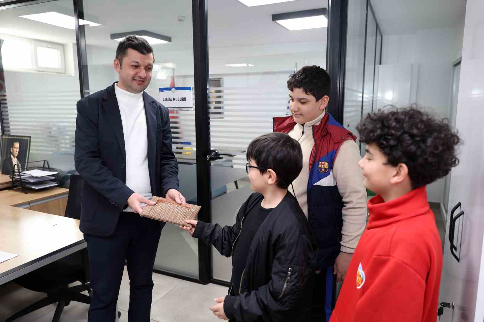 &Ccedil;ocuklardan &ouml;rnek davranış: Buldukları c&uuml;zdanı sahibine ulaştırdılar
