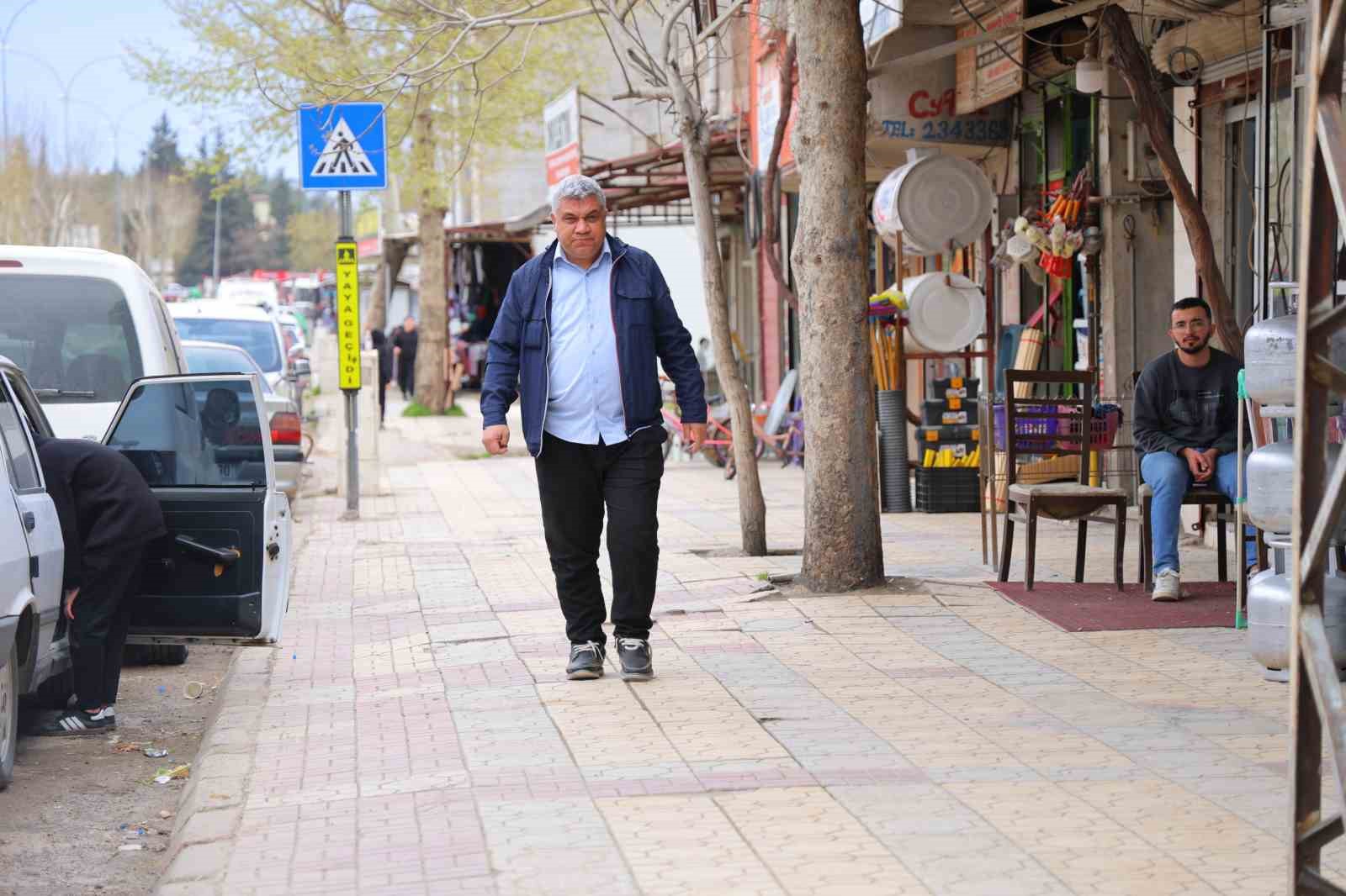 Kahramanmaraşlı adam 3 renkli g&ouml;zleriyle g&ouml;renlerin ilgisini &ccedil;ekiyor
