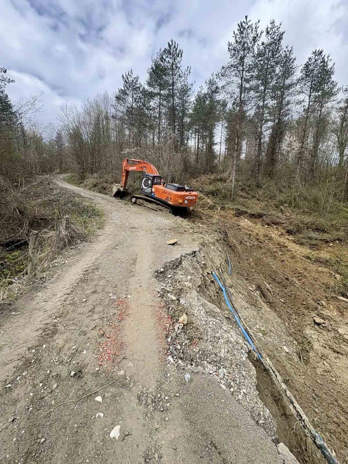 Ayancık&rsquo;ta heyelan sonrası yol g&uuml;venliği yeniden sağlandı
