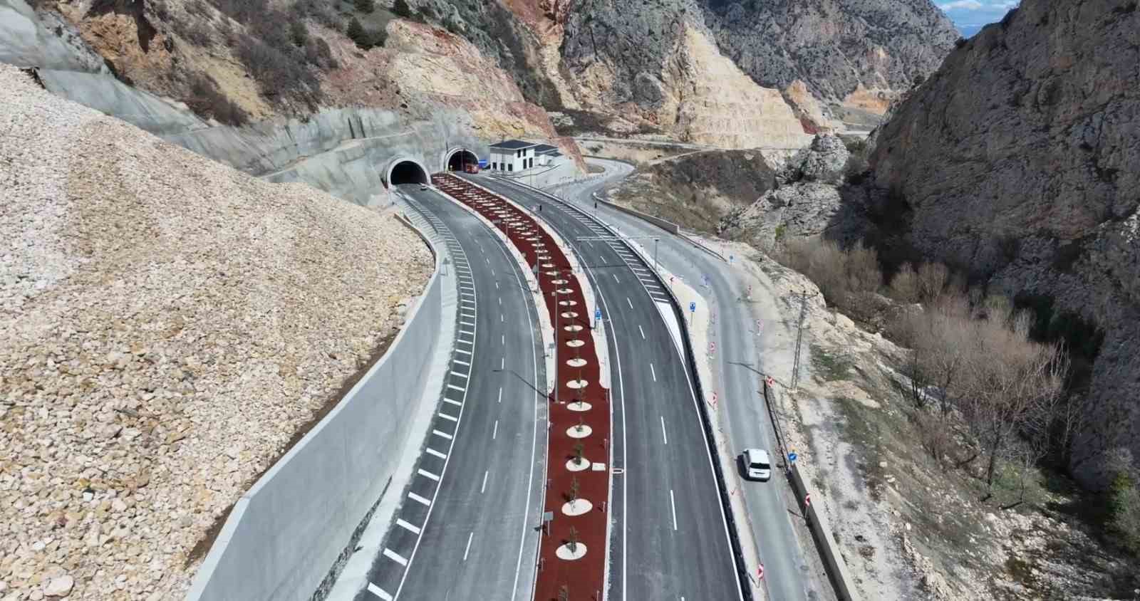 Bakan Uraloğlu: "Çorum-Laçin yolumuz ile seyahat süresi 30 dakikadan 15 dakikaya düştü"