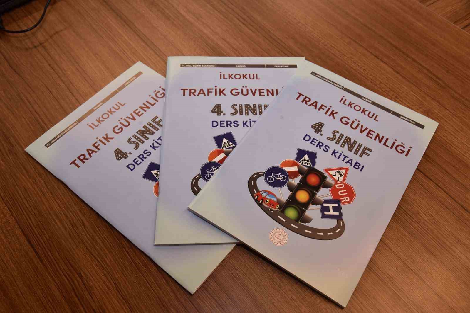 Trafik G&uuml;venliği ders kitabı &ouml;ğrencilerle buluştu
