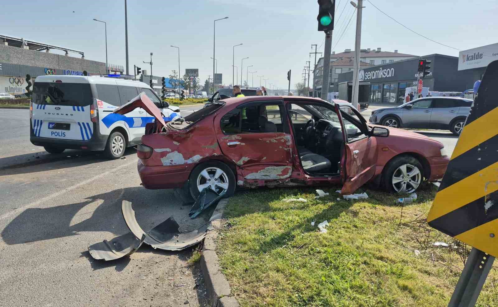 D&uuml;zce&rsquo;de kavşakta otomobiller &ccedil;arpıştı: 6 yaralı
