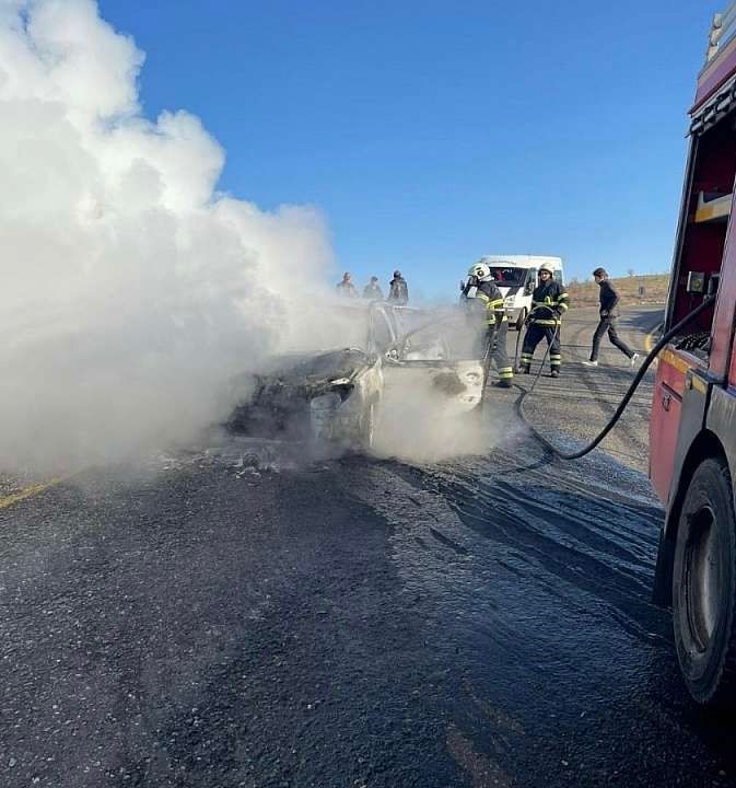 Siirt&rsquo;te seyir halindeki otomobil alev topuna d&ouml;nd&uuml;
