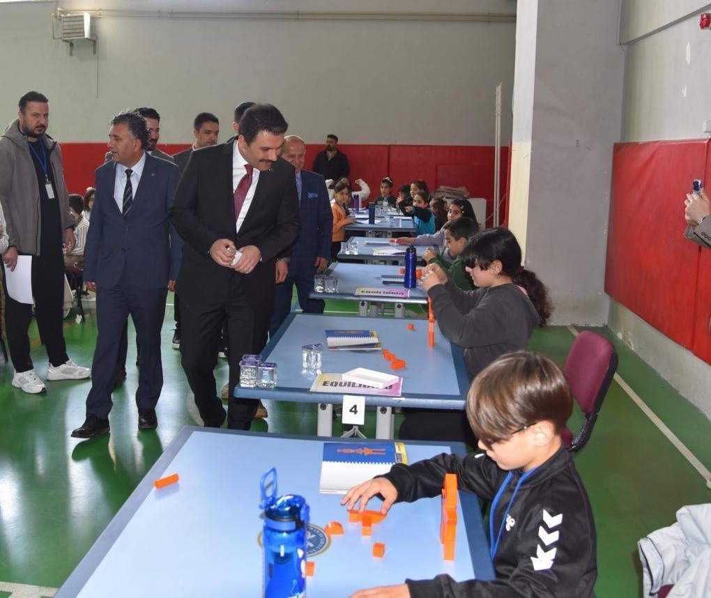 İpekyolu&rsquo;nda akıl dolu rekabet: 180 &ouml;ğrenci zek&acirc; oyunlarında ter d&ouml;kt&uuml;
