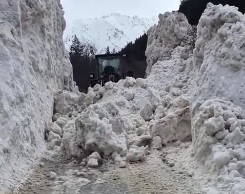 Rize’de yayla yollarında 5 metrelik kar temizliği