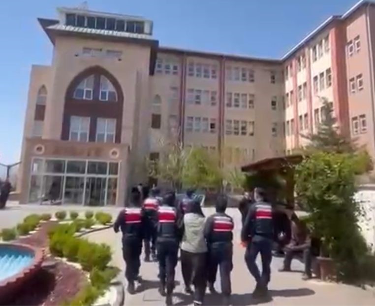 Karısını tabanca ile &ouml;ld&uuml;ren koca tutuklandı
