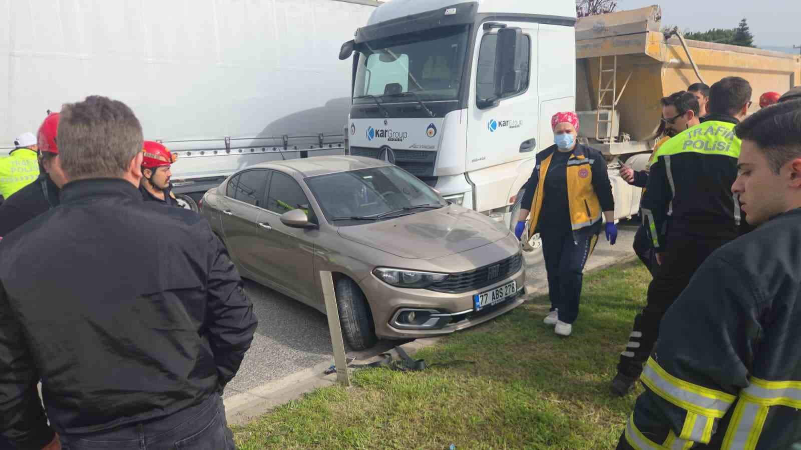 &Ouml;n&uuml;ne kattığı otomobili s&uuml;r&uuml;kledi
