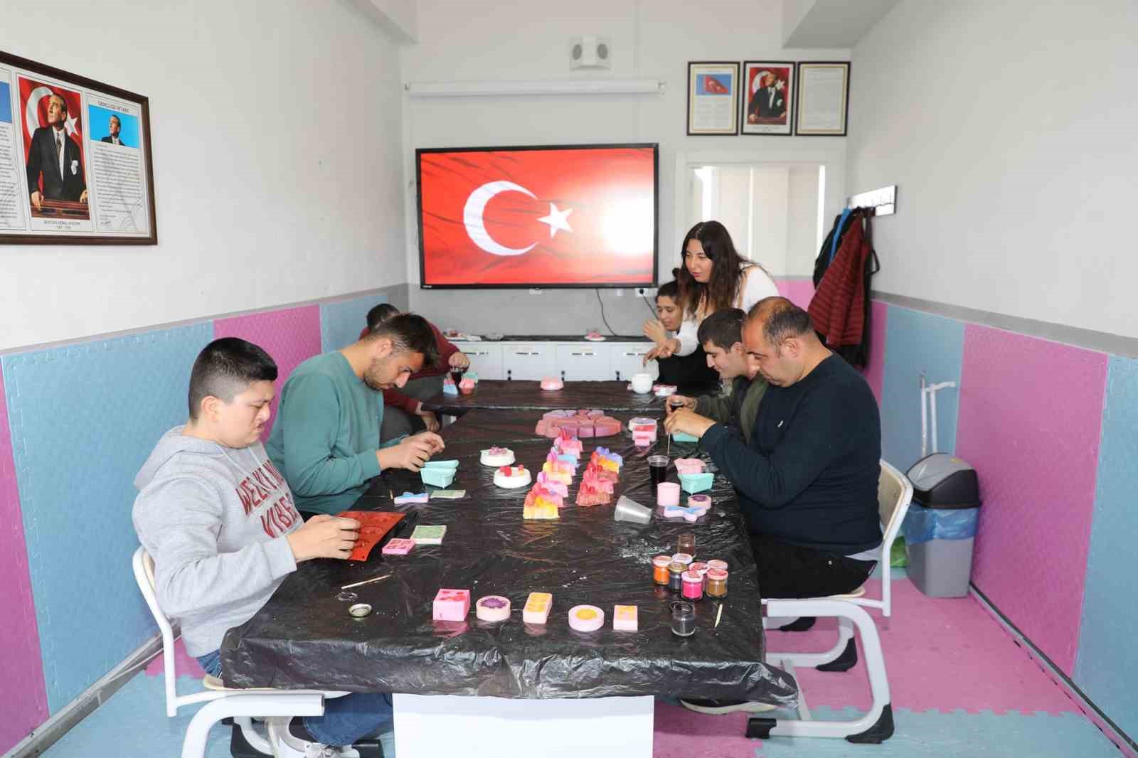 Engelsiz eller Mesir i&ccedil;in &uuml;retiyor
