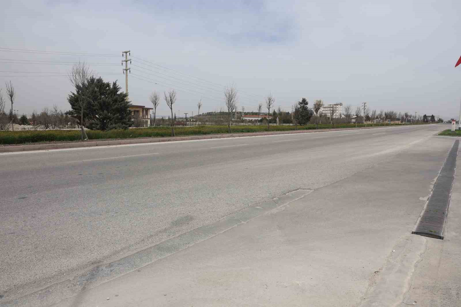 S&uuml;r&uuml;c&uuml;s&uuml;z minib&uuml;s yola &ccedil;ıktı, seyir halindeki ara&ccedil;ların arasına daldı
