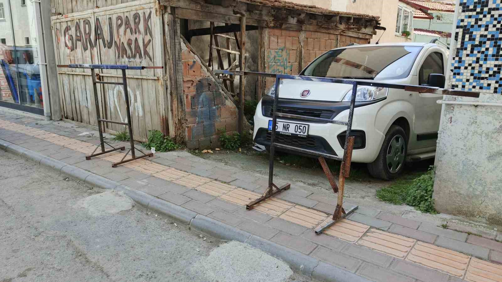 Kaldırımı kapatan bariyer kazaya neden oldu: 2 yaşındaki &ccedil;ocuk yaralandı
