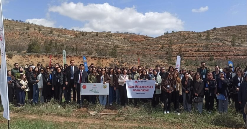 Aksaray&rsquo;da aday &ouml;ğretmenler fidanları toprakla buluşturdu

