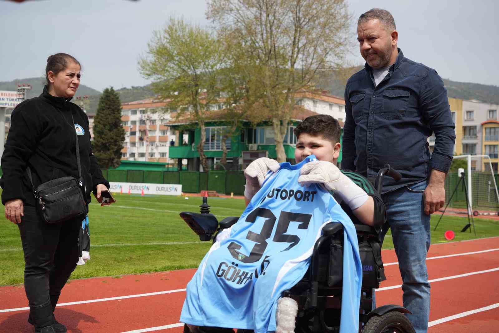 DMD hastası Eray&rsquo;ın Kocaelispor antrenmanı heyecanı
