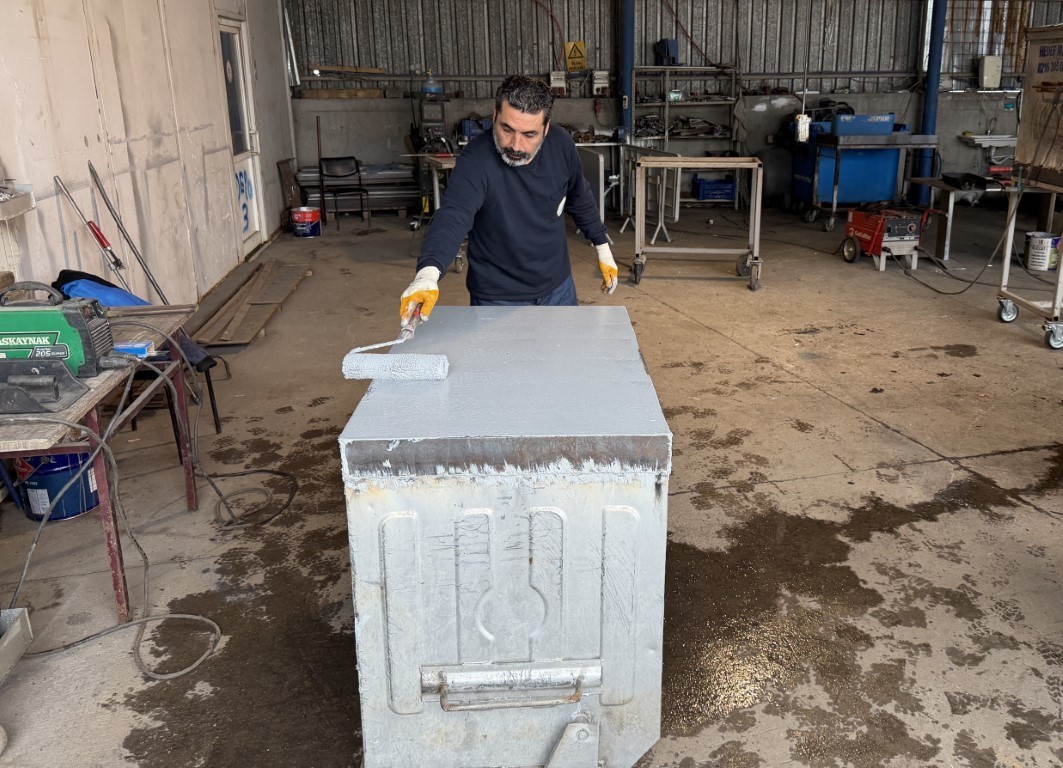 Kartepe&rsquo;de eskiyen &ccedil;&ouml;p konteynerleri onarılarak yeniden kullanıma sunuluyor
