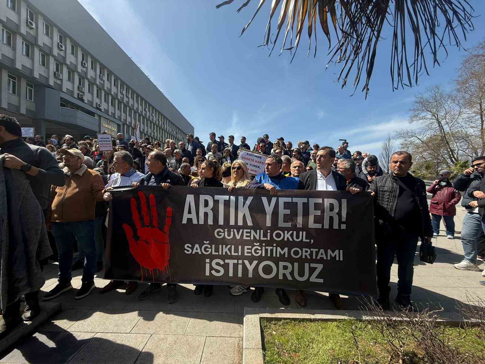 Zonguldak&rsquo;ta eğitimciler Şanlıurfa&rsquo;daki okul saldırısını protesto etti

