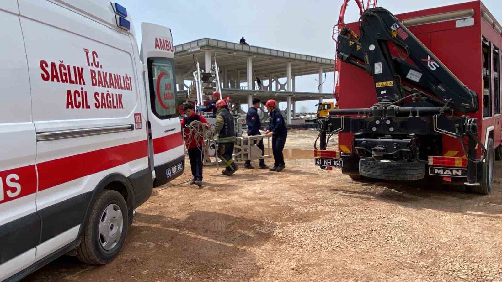 Beton perdah makinesinin &ccedil;arptığı iş&ccedil;i ağır yaralandı
