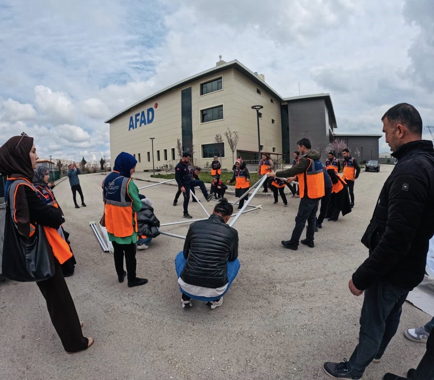 Elazığ&rsquo;da AFAD g&ouml;n&uuml;ll&uuml;lerine kapsamlı afet eğitimi
