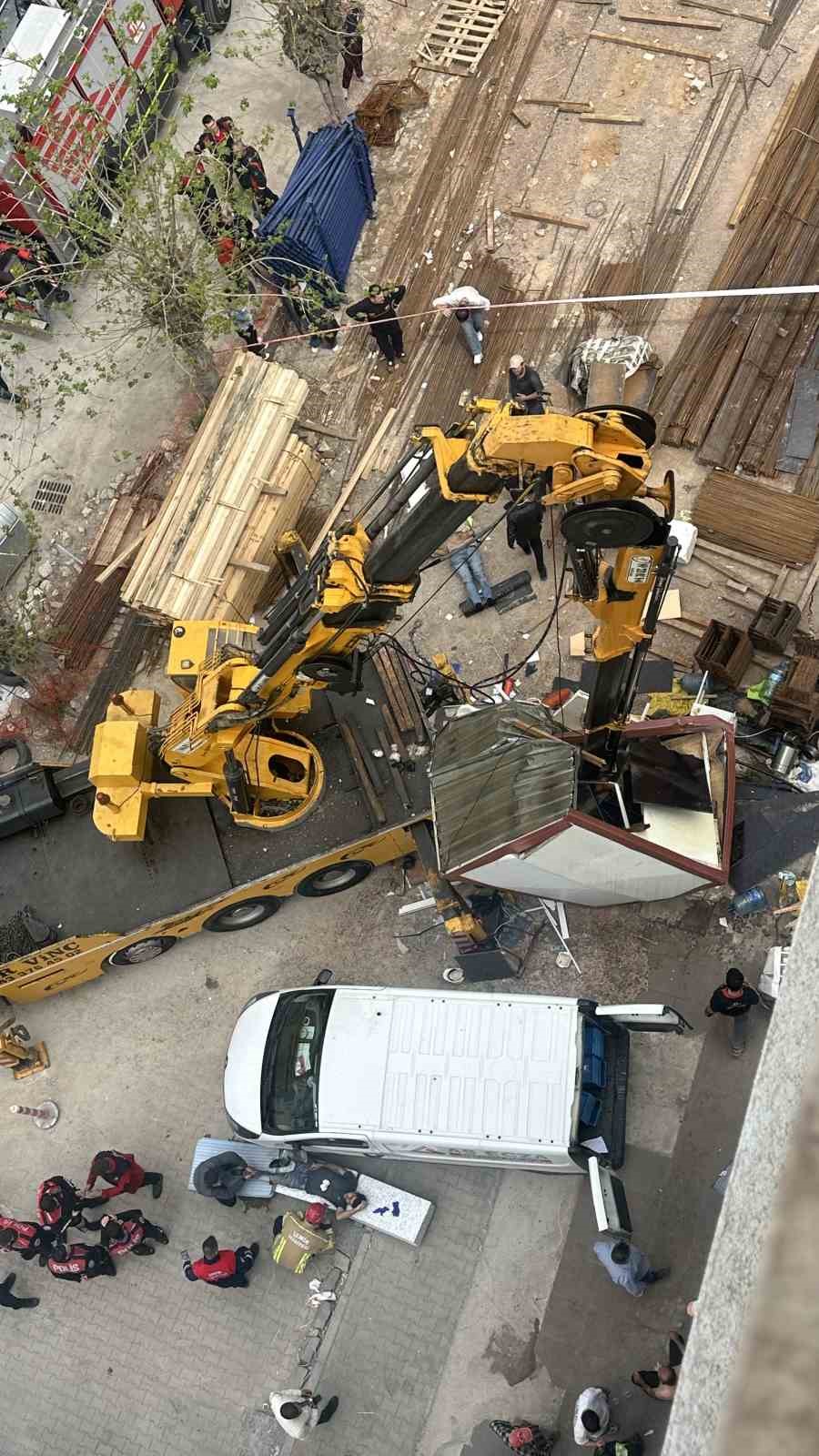 İzmir&rsquo;de inşaat kul&uuml;besinin &uuml;zerine vin&ccedil; d&uuml;şt&uuml;: 3 iş&ccedil;i yaralandı
