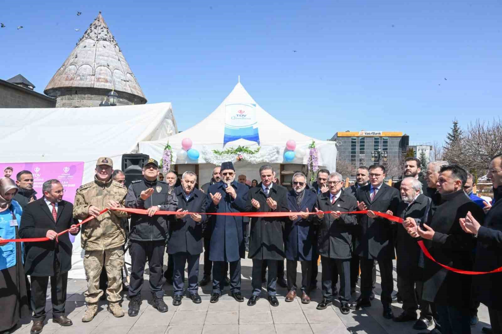 Hayır &ccedil;arşısı bu kez  "İki İnsan Bir Hayat" i&ccedil;in a&ccedil;ıldı
