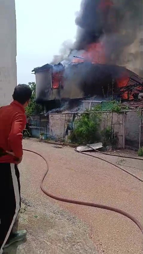 İki katlı gecekonduda &ccedil;ıkan yangın bitişiğindeki eve sı&ccedil;radı
